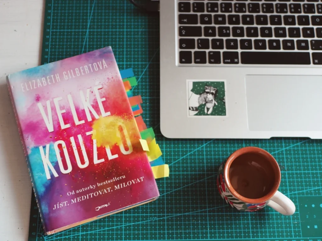 Kniha Velké kouzlo od Elizabeth Gilbert na&nbsp;pracovním stole fotografky.