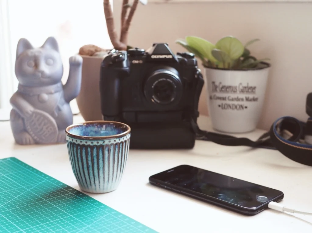 atelieru.webp
Fotoaparát, hrnek kávy a&nbsp;pracovní stůl v&nbsp;ateliéru fotografky.