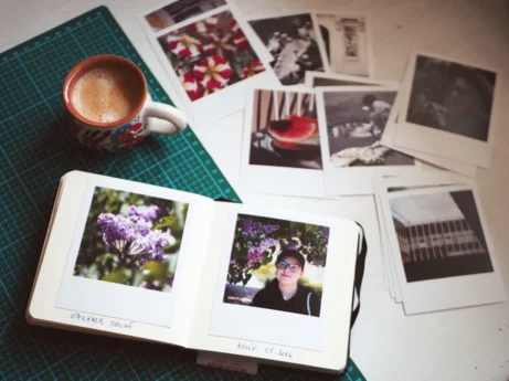 Fotografie nalepené v deníku při výběru letních vzpomínek a inspirace.