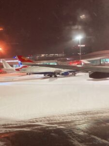 zasněžené letiště Praha