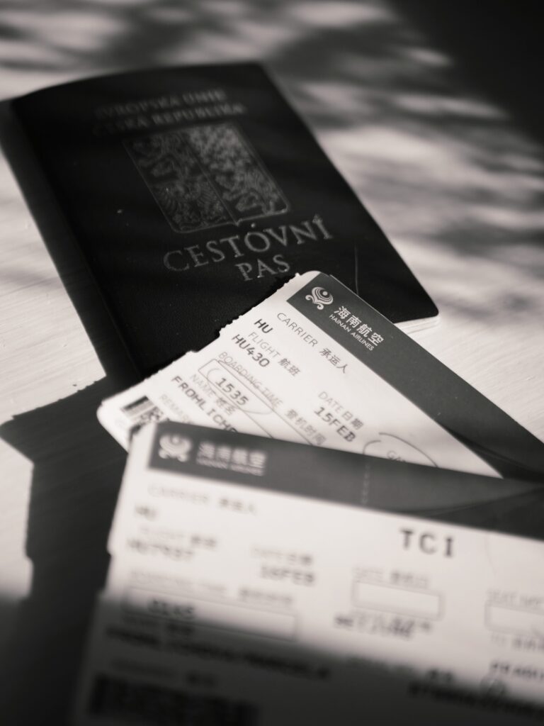 cestovní pas a&nbsp;letenky