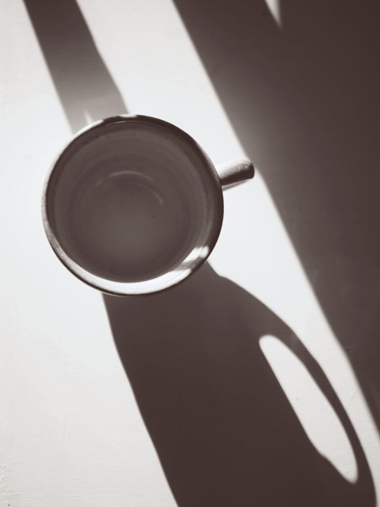 hrnek s kafem vrhající stíny