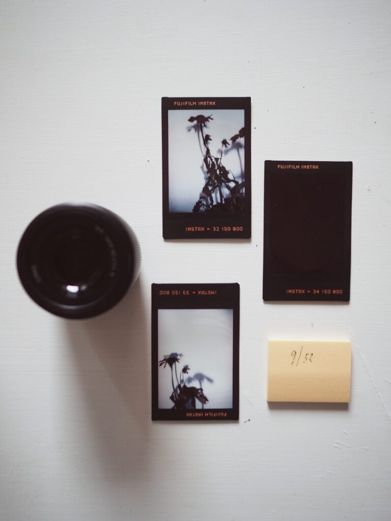 polaroid fotky a&nbsp;objektiv