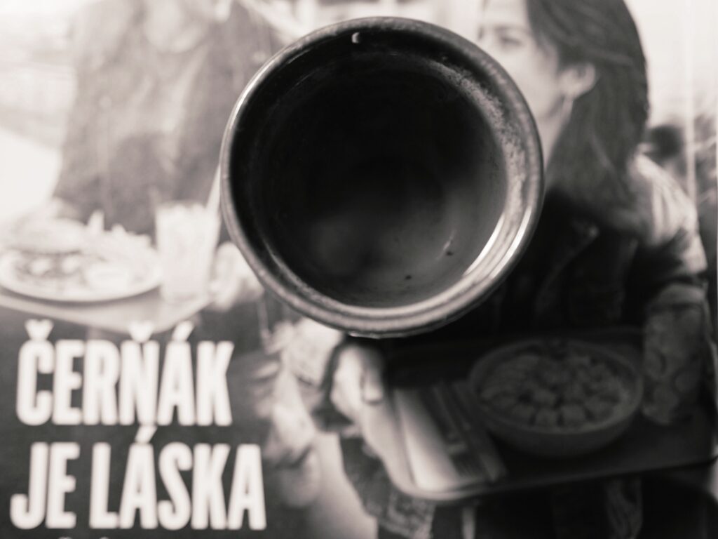 hrnek čaje na časopise