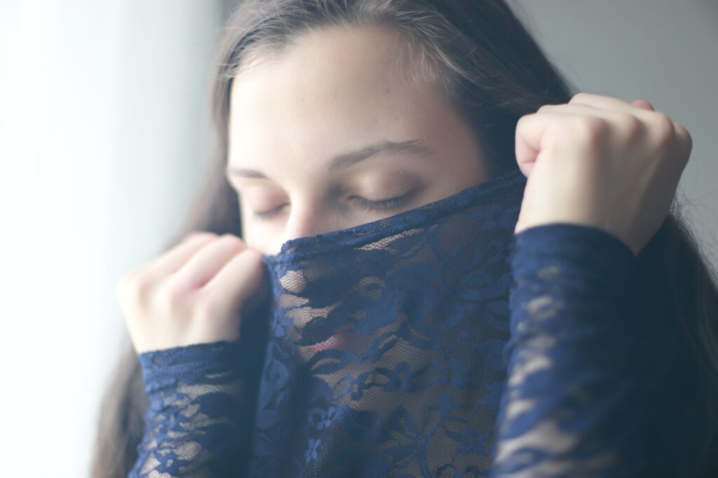 Přirozený portrét v měkkém světle – fotografie k tématu fotogeničnosti a sebepřijetí
