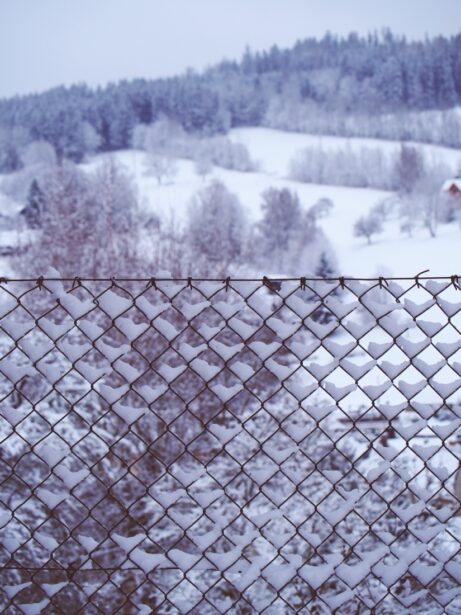 horská krajina za&nbsp;drátěným plotem