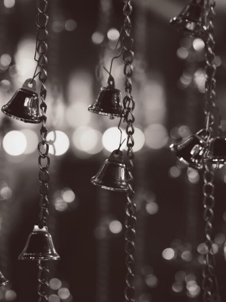 buddhistické zvonečky detail bokeh