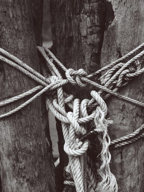 detail námořnických uzlů na&nbsp;dřevě