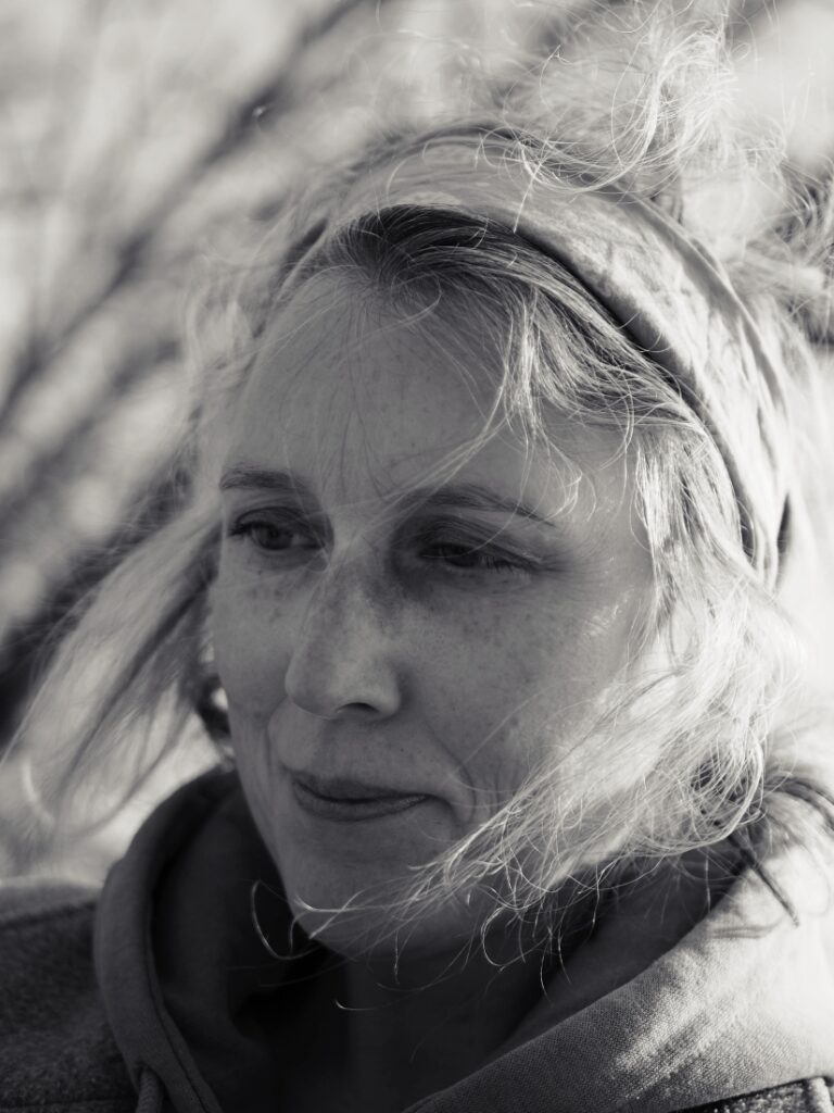 Černobílý autoportrét fotografky, portrétní fotografie zachycující přirozenost a&nbsp;vnitřní klid