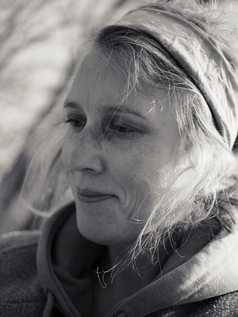 Autoportrét ženy v&nbsp;jemném světle, přirozený portrét bez retuše zaměřený na&nbsp;autenticitu a&nbsp;emoci