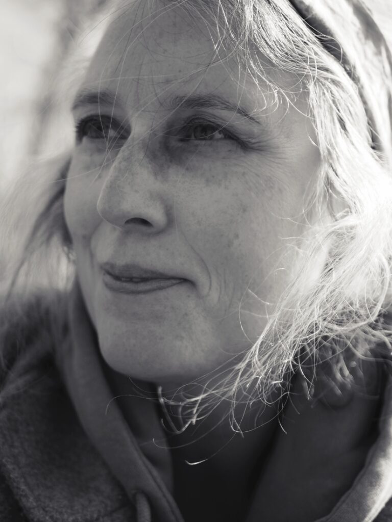 Autoportrét fotografky v&nbsp;přirozeném světle, černobílý portrét ženy vyjadřující klid a&nbsp;sebepřijetí