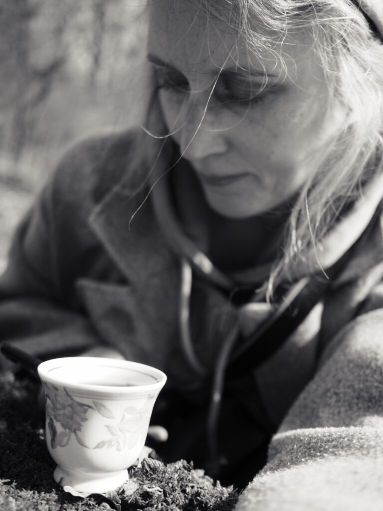 Autoportrét ženy v&nbsp;jemném světle, přirozený portrét bez retuše zaměřený na&nbsp;autenticitu a&nbsp;emoci