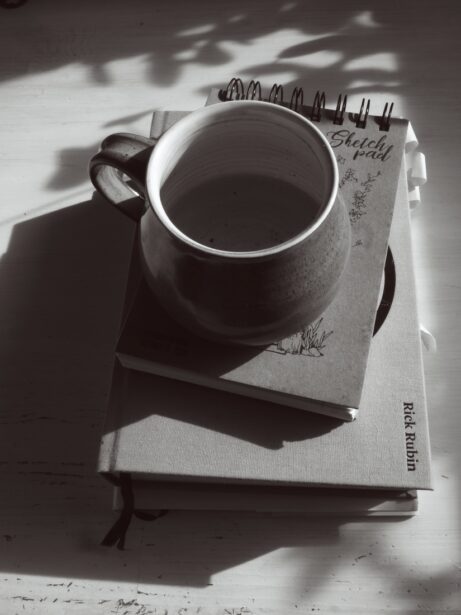 hrnek na&nbsp;skicáku a&nbsp;knize