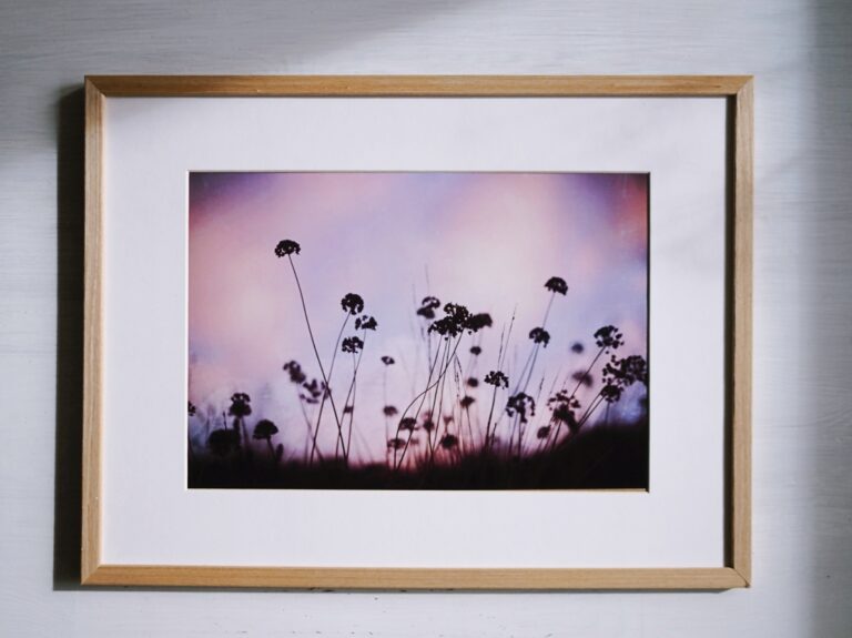 Autorský obraz jemné květinové krajiny v&nbsp;pastelových tónech v&nbsp;západu slunce