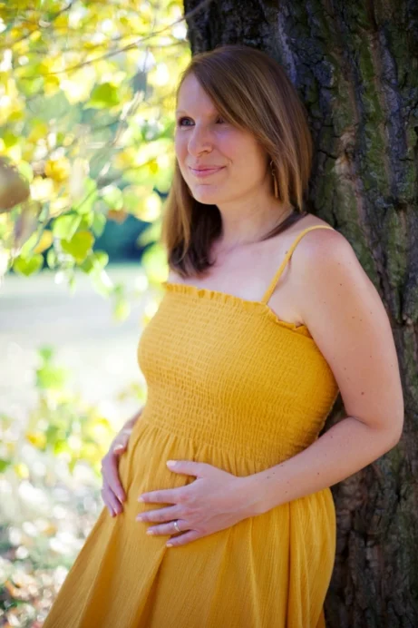 fotografie nastávající maminky v&nbsp;žlutých šatech