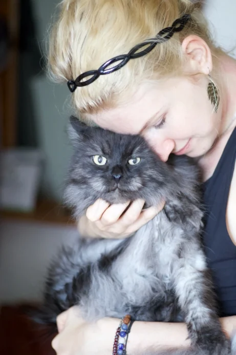 žena objímá kocoura při focení