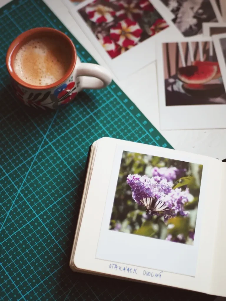 zátiší s&nbsp;fotografiemi a&nbsp;kávou