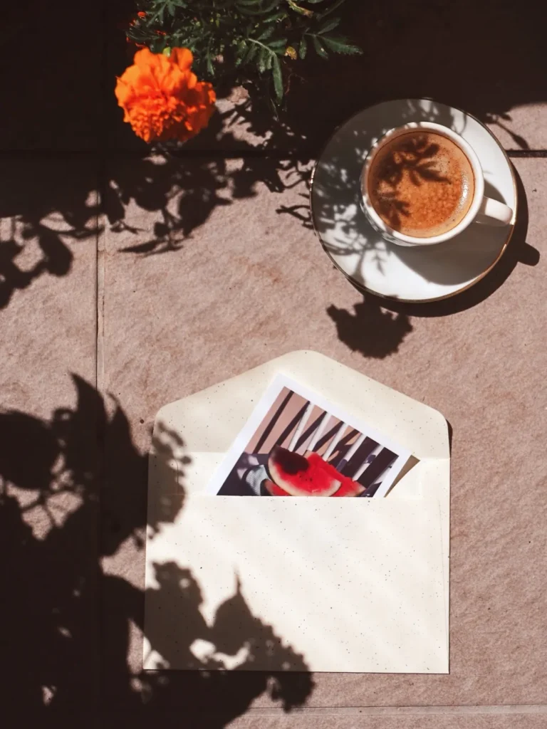 zátiší fotografie v&nbsp;obálce, kafe a&nbsp;stíny